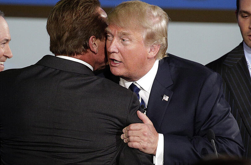 Auf Tuchfühlung sind sie bereits: der republikanische Präsidentschaftswerber Donald Trump (r.) und Arnold Schwarzenegger.