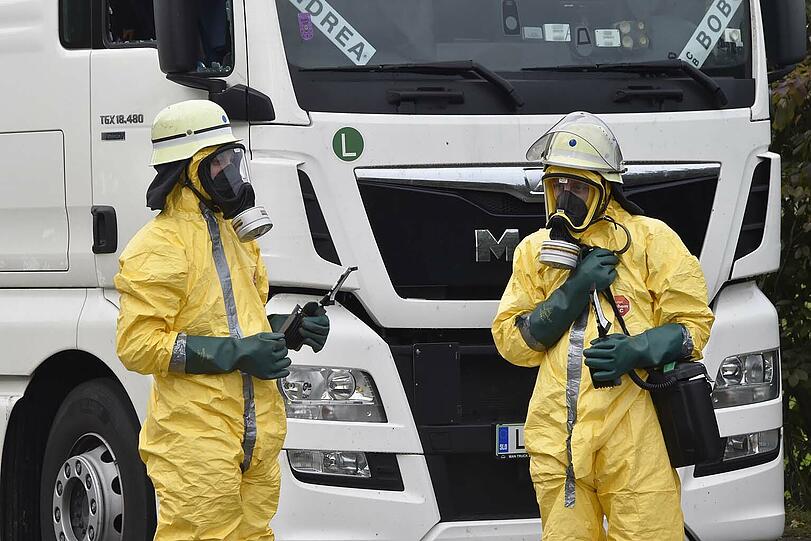Wie gefährlich war die Flüssigkeit, die aus dem Lkw austrat? Die Feuerwehr tappte zunächst im Dunkeln.