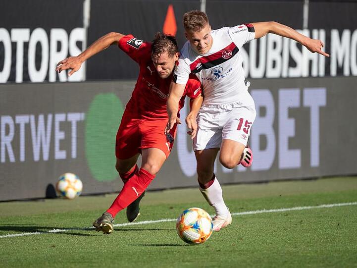 Michael Heinloth von Ingolstadt (l) und Fabian Nürnberger von Nürnberg im Kampf um den Ball.