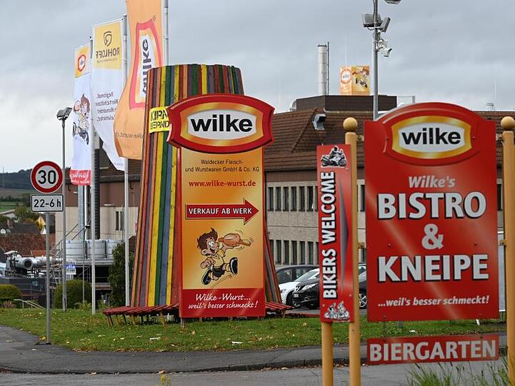 Firmenschilder kennzeichnen die Einfahrt zum Werksgelände des nordhessischen Wurstherstellers Wilke.