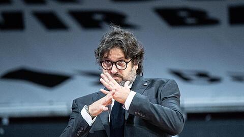 Trainer Andrea Trinchieri von Bayern München gestikuliert an der Seitenlinie.
