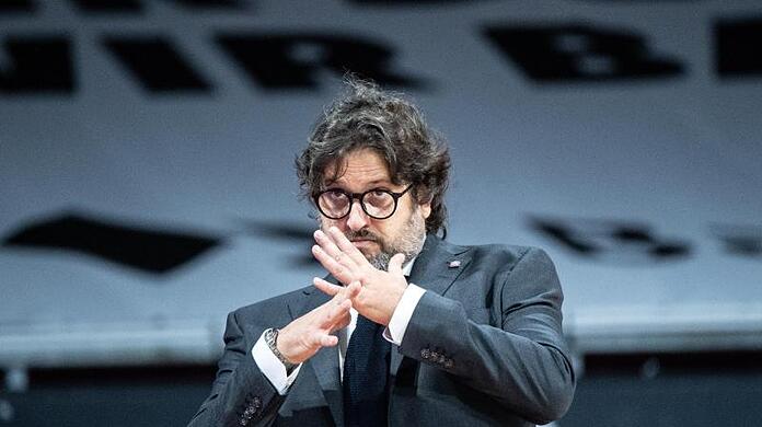Trainer Andrea Trinchieri von Bayern München gestikuliert an der Seitenlinie.