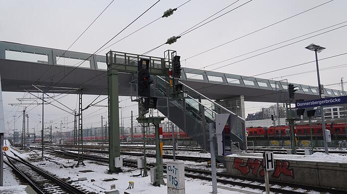 Einen Aufzug auf die Gleise gibt es nicht, nur eine Treppe.