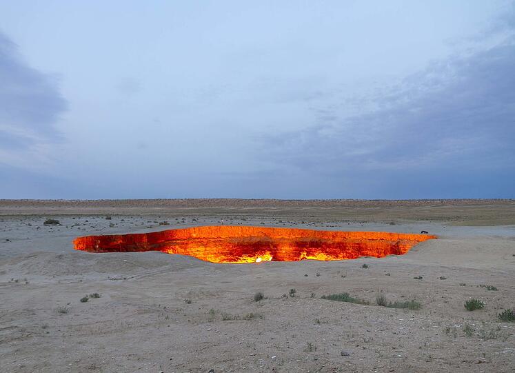 Das "Höllentor" - oder der Gaskrater - von Derweze in Turkmenistan: Laut Überlieferung entdeckten die Sowjets hier 1971 eine gewaltige Kaverne, aus der giftige Gase strömten. Sie zündeten sie an - und das Feuer im Inneren der Erde lodert bis heute.