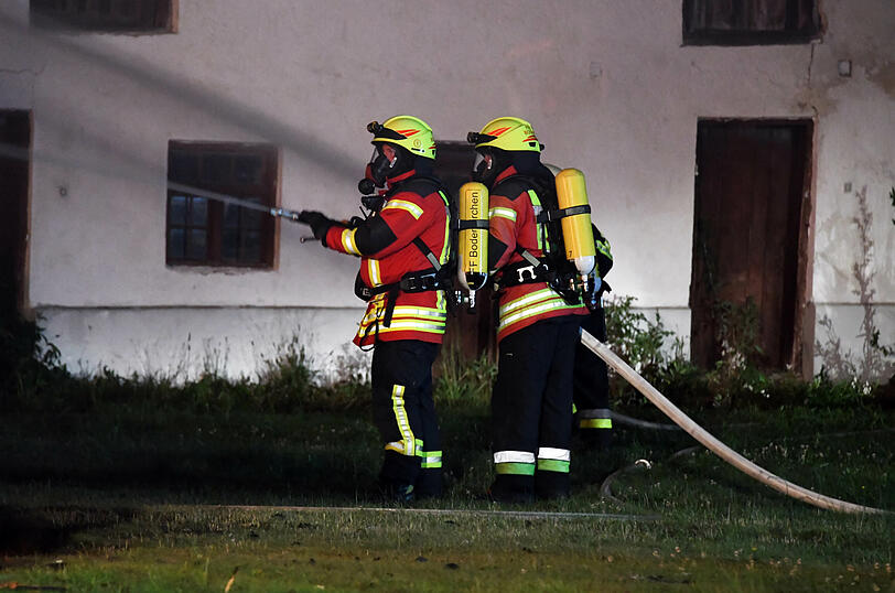 Das Feuer zerstörte die Scheune eines Dreiseithofs in Oberrammelsberg in der Gemeinde Wurmsham.