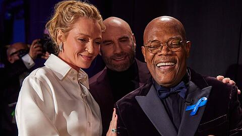 Samuel L. Jackson (r.) und Uma Thurman mit ihrem "Pulp Fiction"-Co-Star John Travolta bei der Oscarverleihung.