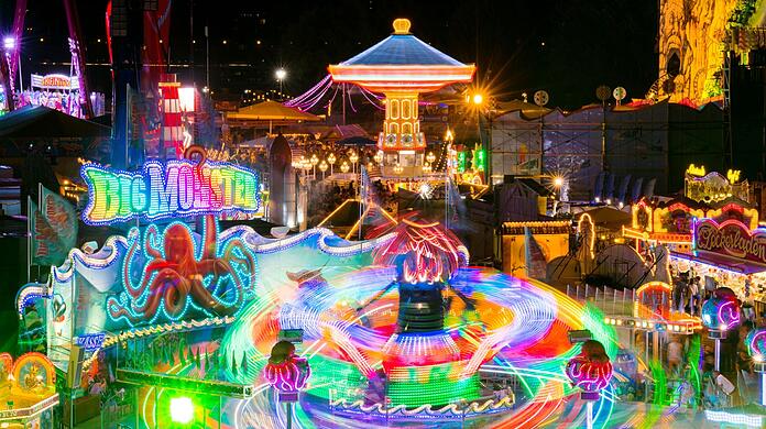 Alles dreht sich, blinkt und schallt auf der Düsseldorfer Rheinkirmes - alles, bis auf ein ganz bestimmtes Lied.