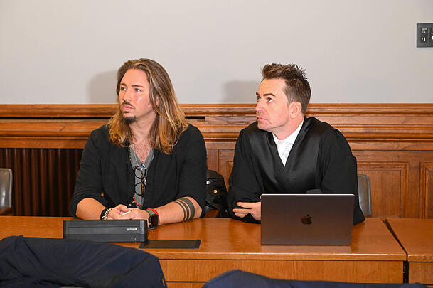 Anwalt Dr. Alexander Stevens (r.) im November 2023, hier mit Musiker Gil Ofarim.