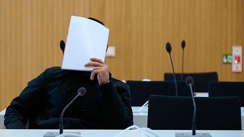Mordprozess: Der 37-j&auml;hrige Angeklagte sitzt vor Verhandlungsbeginn in einem Gerichtssaal des Strafjustizzentrums. Der Mann soll seine getrennt von ihm lebende Ehefrau enthauptet haben.