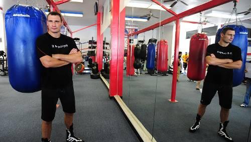 „Wenn ich fit bin, kann mich keiner schlagen. Ich bin fit!“ Vitali Klitschko, der in der Nacht auf Sonntag (4.30 Uhr, RTL) seinen WM-Titel gegen Chris Arreola verteidigt. „Wenn ich fit bin, kann mich keiner schlagen. Ich bin fit!“ Vitali Klitschko, der in der Nacht auf Sonntag (4.30 Uhr, RTL) seinen WM-Titel gegen Chris Arreola verteidigt.