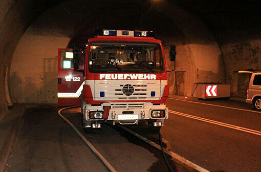 Großeinsatz von Feuerwehr und Polizei im Tunnel.