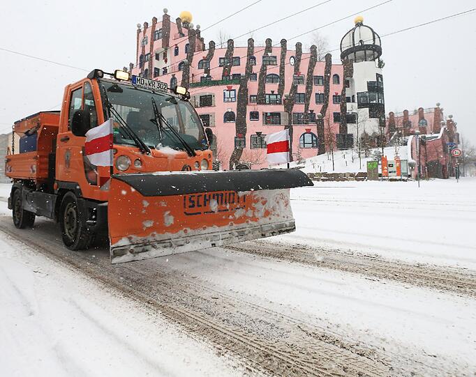 Deutschland bibbert: Mit eisigen Temperaturen und teils kräftigen Schneefall zieht der Winter ein. Die Bilder