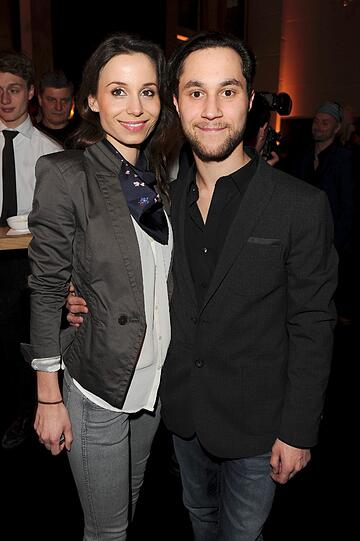 Schauspieler Ludwig Trepte (Sohn von Rocksänger Stephan Trepte; in BOSS) mit seiner Frau Deborah auf der BOSS-Party und Vernissage "A PERSONAL TOUCH - young photo journalists at the red carpet" im Rahmen der Berlinale im BOSS Store Berlin am Mittwoch.