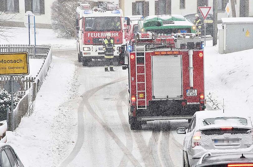 Wegen der glatten Straße musste die Feuerwehr zwei Busse den Falkenberg herauf ziehen.