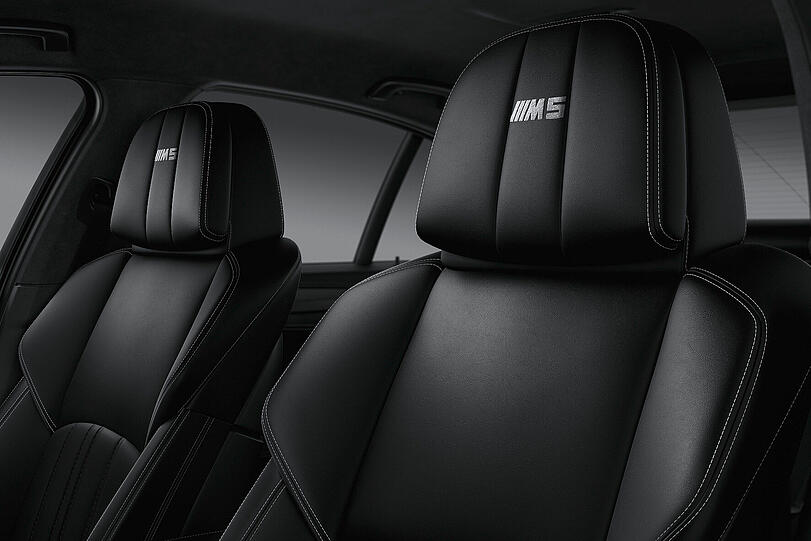 Multifunktions-Sportsitze mit zahlreichen elektrischen Einstellmöglichkeiten sind im Spezial-M5 Serie.