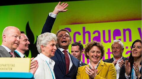 Christian Lindner steht beim FDP-Bundesparteitag nach seiner Rede umringt von anderen Präsidiumsmitgliedern der Partei auf der Bühne.