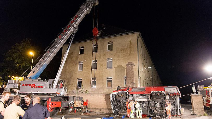 Die Feuerwehrler müssen ihren jungen Kollegen aus dem Wrack befreien.