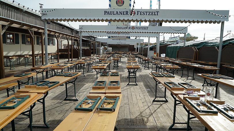 Bereits am Tag nach dem Wiesn-Kehraus haben die Abbau- und Aufräumarbeiten auf dem Oktoberfestgelände begonnen.