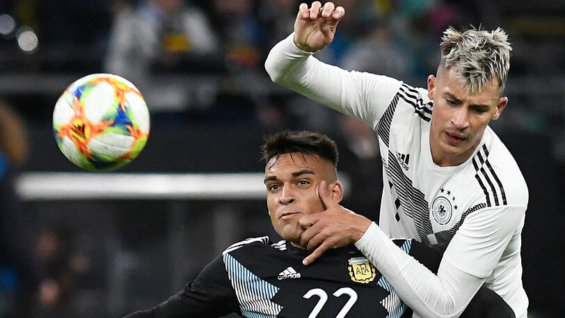 DFB-Debütant Robin Koch im Zweikampf mit Lautaro Martínez.
