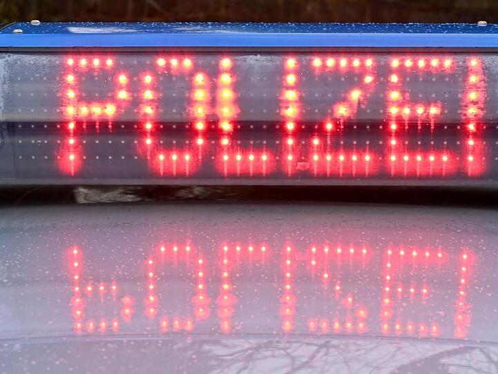 Die Leuchtschrift "Polizei" ist auf dem Dach eines Streifenwagens der Polizei zu sehen. Foto: Carsten Rehder/dpa
