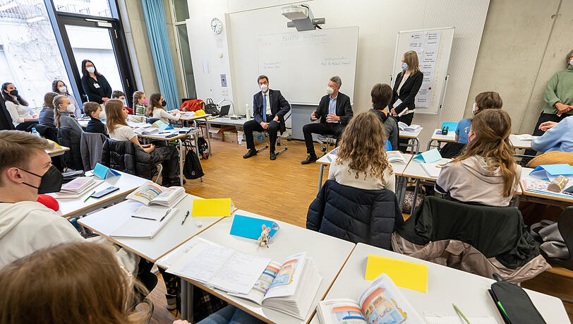 "Ich hatte vor, im Mai meinen Abschluss zu machen und an der Universität zu studieren", erzählt zum Beispiel Elftklässler Matvii, der wegen seiner guten Deutschkenntnisse schon den normalen Unterricht besucht.