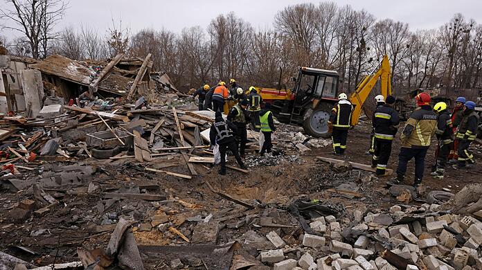 Bei den russischen Raketenangriffen am Donnerstag wurde auch ein Wohngebiet in Kiew stark beschädigt. Bei den russischen Raketenangriffen am Donnerstag wurde auch ein Wohngebiet in Kiew stark beschädigt.