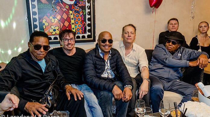 Tito Jackson (re.) saß vergangene Woche mit Schmerzen auf der Couch von Bruce Reith.