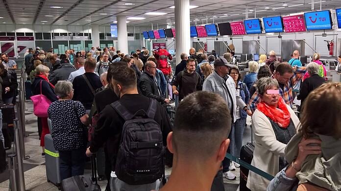 Am 3. Oktober ist es am Flughafen zu lange Warteschlangen gekommen. Nicht zum ersten Mal, wie dieses Foto vom September zeigt.