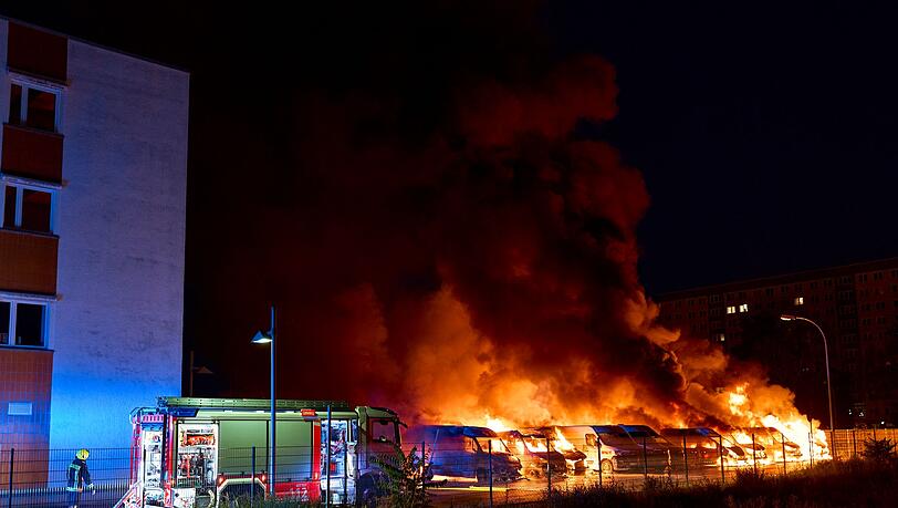 Fast 100 Einsatzkräfte sind bei der Brandbekämpfung zum Einsatz gekommen.