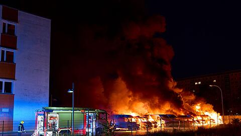 Fast 100 Einsatzkräfte sind bei der Brandbekämpfung zum Einsatz gekommen.