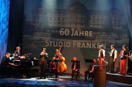 60 Jahre BR-Studio Franken: Das Thilo Wolf-Quartett (links) und die Volksmusik-Popgruppe Rohfrei unterhielten die Gäste im Fürther Stadttheater.