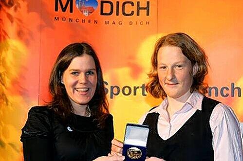 Wurde von Stadträtin Verena Dietl zum ersten Mal im Alten Rathaus geehrt und sicher auch zum letzten Mal: Fußball-Nationalspielerin Melanie Behringer (rechts). Im Sommer wechselt sie vom FC Bayern zum 1. FFC Frankfurt