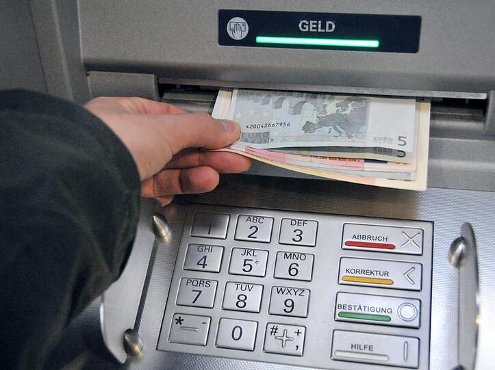 Bei einer fremden Bank Geld abheben wird richtig teuer.