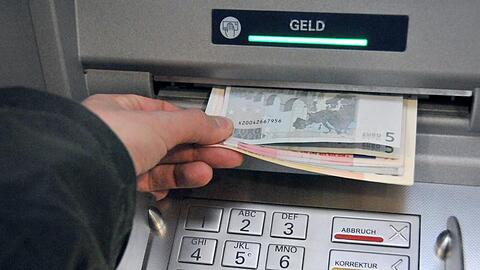Bei einer fremden Bank Geld abheben wird richtig teuer.