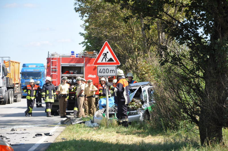 Polizeiwagen kracht in Betonmischer - Die Bilder vom schrecklichen Unfall