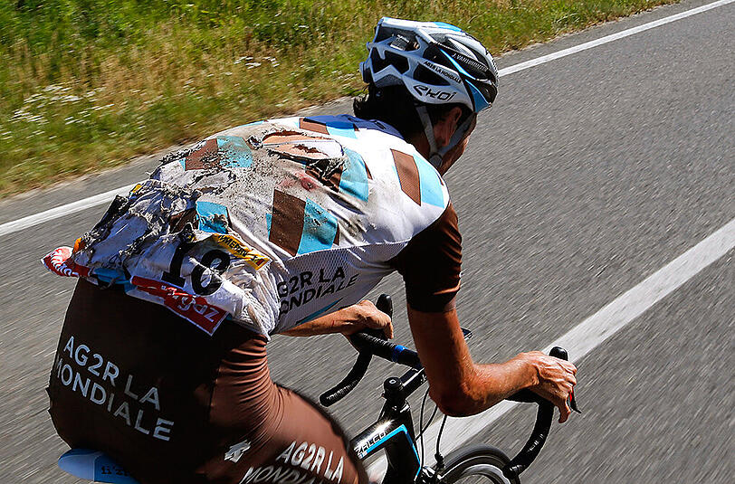 "Wer nichts riskiert, kann auch nichts gewinnen. Sicherlich geschehen auch deswegen die vielen Stürze", sagt Tony Martin. Gut 55 Kilometer vor dem Ziel der dritten Etappe der Tour de France kommt es bei Tempo 42 zu einem schweren Massensturz. Gelbträger Fabian Cancellara überschlägt sich, später kommt die bittere Diagnose: Zwei Rückenwirbel gebrochen. Das Aus.