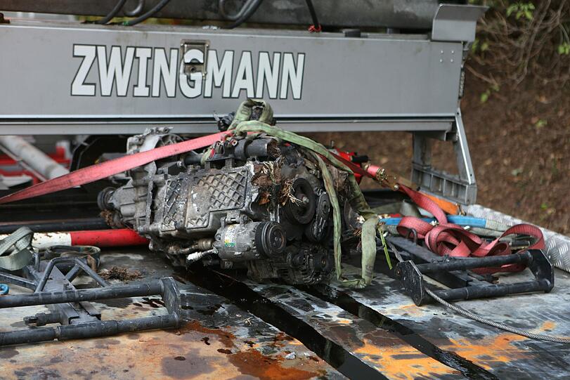 Zwei junge Männer sind mit ihrem Mini-Cooper frontal in einem Baum gekracht. Das Auto ging sofort in Flammen auf, die beiden 20-Jährigen verbrannten. Die Bilder.