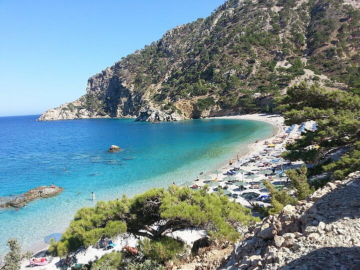 Eine windstille See mit türkisblauem Wasser bietet der Strand von Apela.
