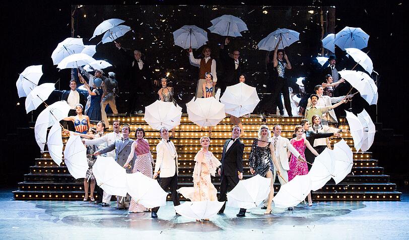 Natürlich gibt es im Musical &bdquo;&bdquo;Singin&rsquo; in the Rain&ldquo; auch eine große Show-Treppe.