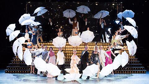 Natürlich gibt es im Musical &bdquo;&bdquo;Singin&rsquo; in the Rain&ldquo; auch eine große Show-Treppe.