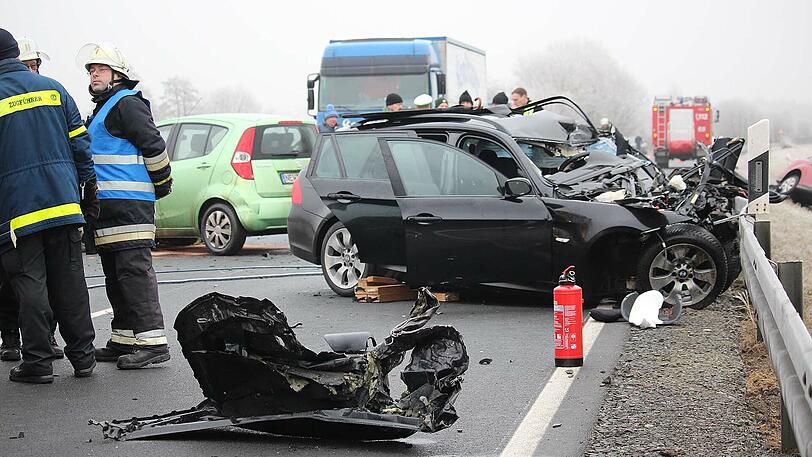 Am Donnerstagmorgen stießen zwei Autos auf einer Bundesstraße frontal zusammen. Beide Fahrer starben noch am Unfallort. Die Bilder des Unfalls.