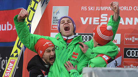 Triumphator Andreas Wellinger (Mitte) lässt sich von seinen Teamkollegen Markus Eisenbichler (links) und Richard Freitag feiern.