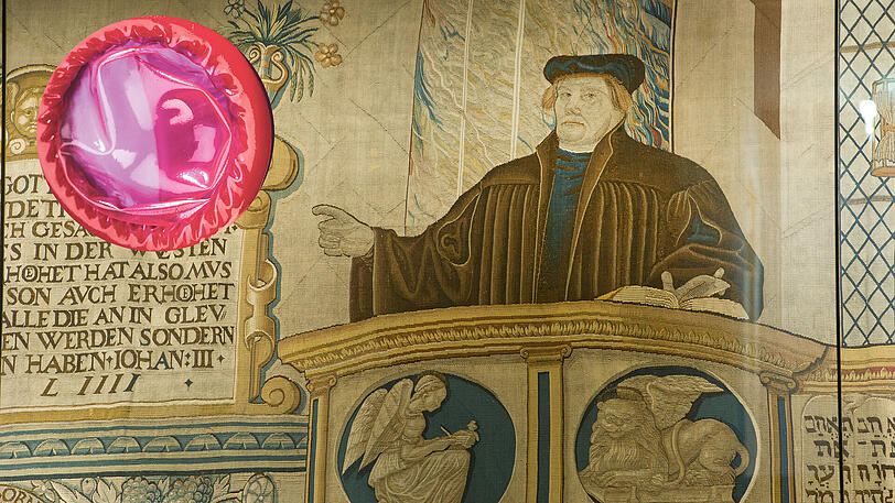 Ein Bildnis des Theologen Martin Luther in Greifswald und ein Kondom.