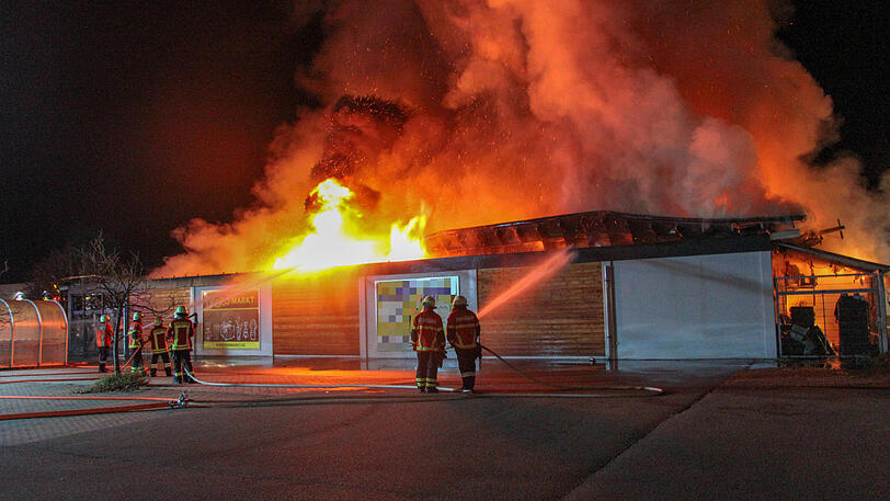 Der Supermarkt ist ausgebrannt, der Sachschaden enorm. Die Bilder vom Feuerwehreinsatz in Kirchdorf am Inn.