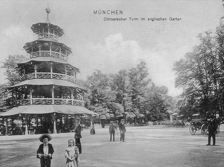 Der Chinesische Turm im Englischen Garten &ndash; von einem Biergarten ist hier noch nichts zu sehen.