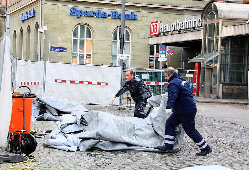 Aufräumarbeiten am Hauptbahnhof. Die Gitter, Absperrzäune und Zelte, die zum Empfang der Flüchtlingsmassen benötigt wurden, kommen weg.