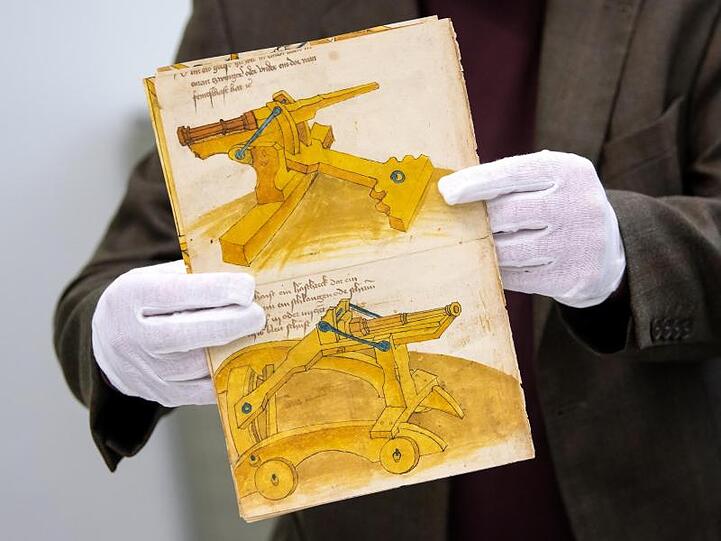 Zeichnungen von Johannes Formschneider (etwa 1480) sind im Archiv des Deutschen Museums zu sehen. Foto: Sven Hoppe/dpa/Archivbild