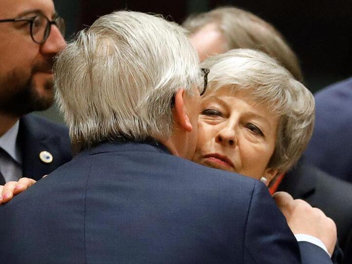 Wie oft werden sie sich wohl noch bei EU-Gipfeln treffen? Die britische Premierministerin Theresa May begrüßt EU-Kommissionschef Jean-Claude Juncker.