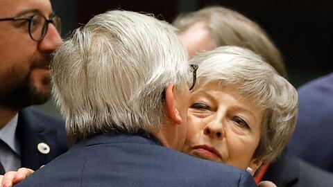 Wie oft werden sie sich wohl noch bei EU-Gipfeln treffen? Die britische Premierministerin Theresa May begrüßt EU-Kommissionschef Jean-Claude Juncker.