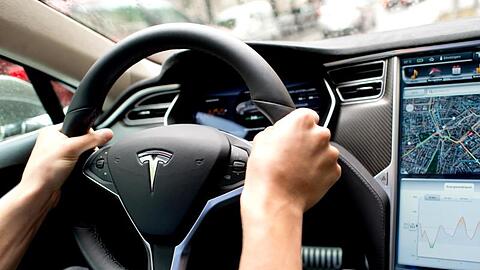 Mit seinem Tesla lieferte sich der 40-Jährige ein Rennen gegen einen BMW.
